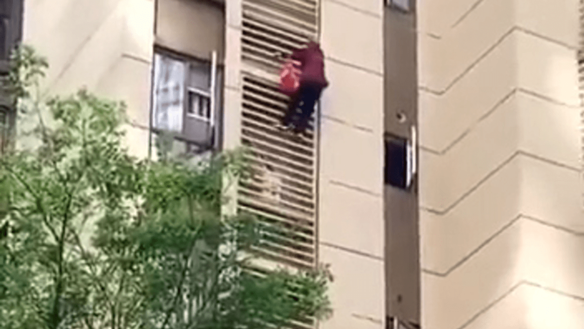 Babička s demencí utekla ze zamčeného bytu po stěně budovy 1