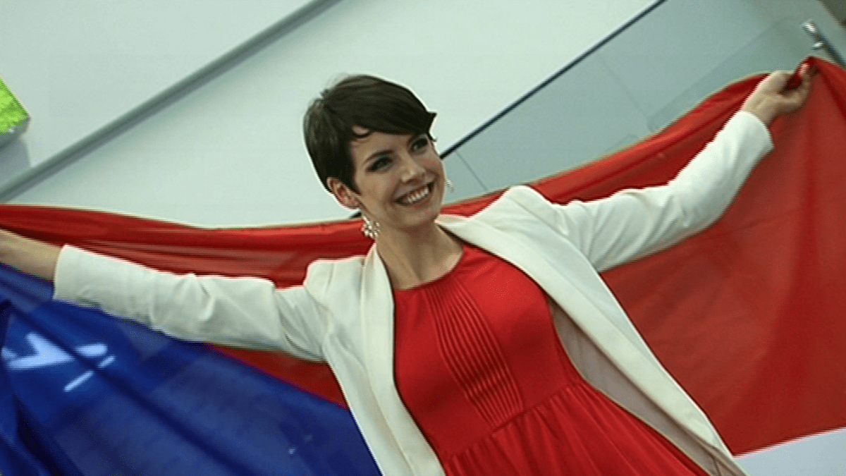 Video VIP zprávy: Miss Gábina Kratochvílová si na cesty vzala i českou vlajku!