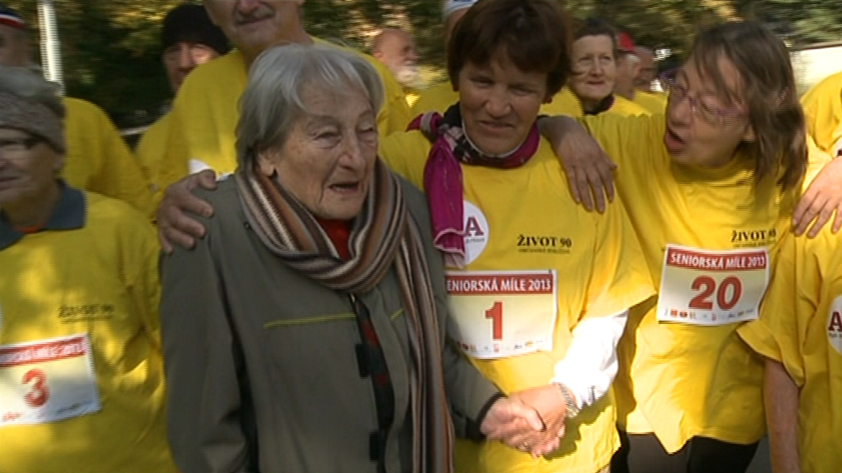 Video VIP zprávy: Dana Zátopková odstartovala tradiční maraton pro seniory a vítězům rozdávala medaile