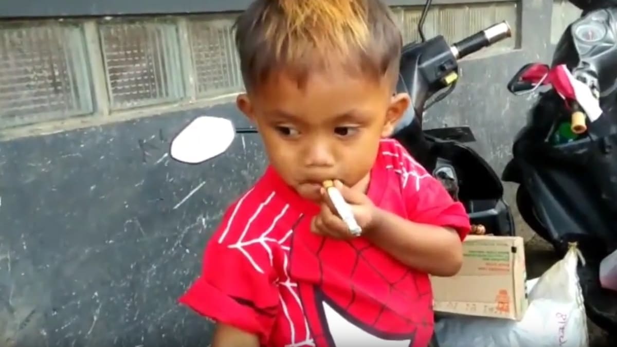 2leté dítě vykouří 40 cigaret denně. 1
