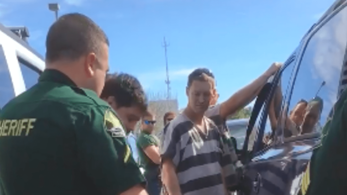 Vězni pomohli vysvobodit dítě ze zamčeného auta 2