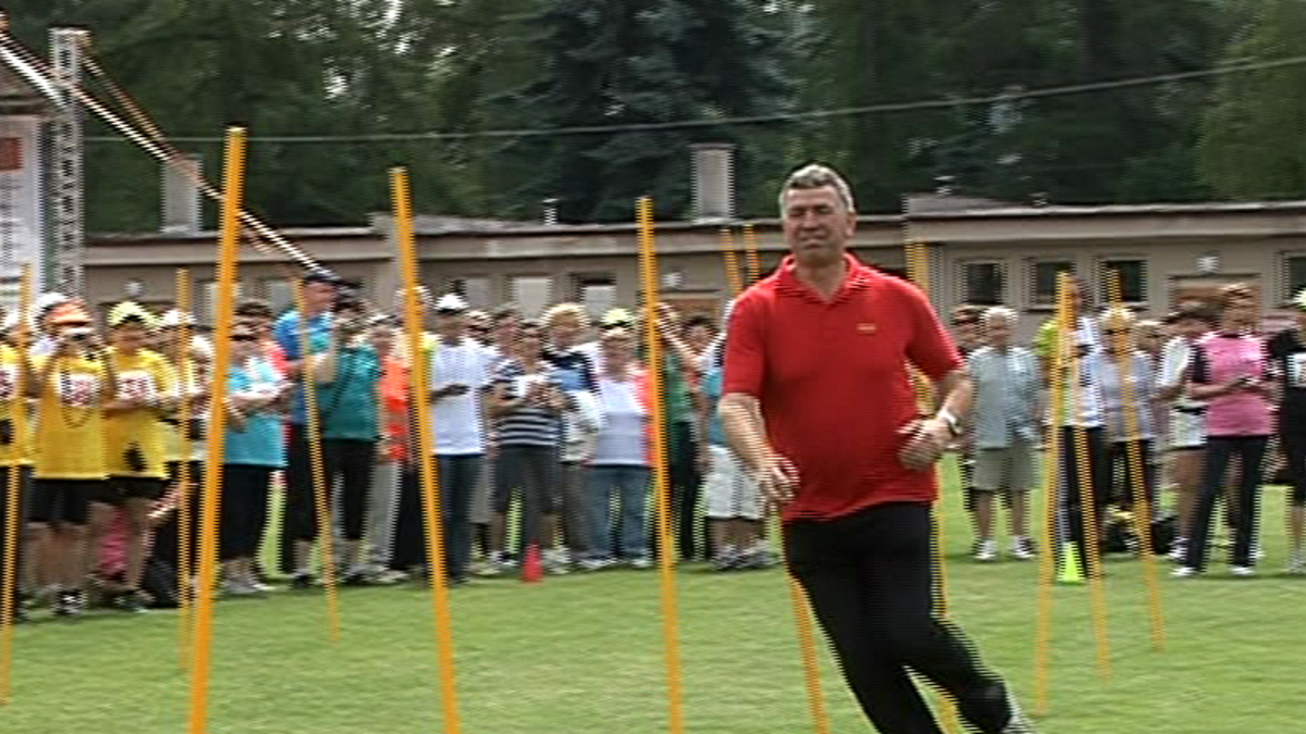 Video VIP zprávy: Imrich Bugár si vyzkoušel slalom, přestože má bolavá kolena