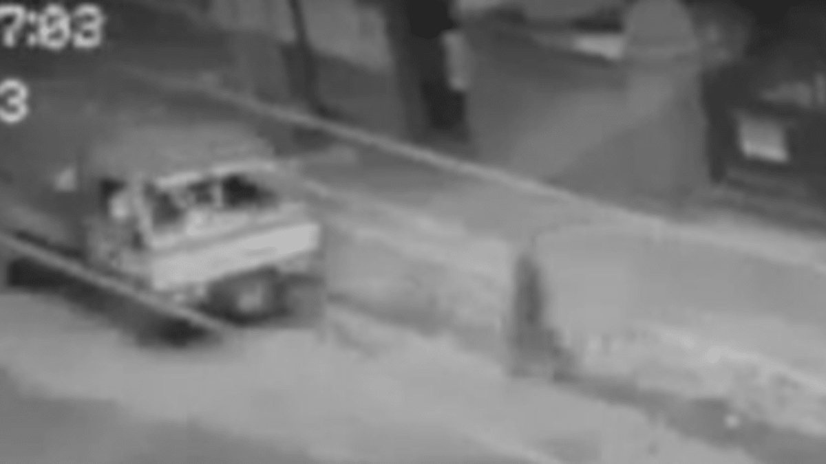 Kamera zachytila ducha přecházejícího přes ulici