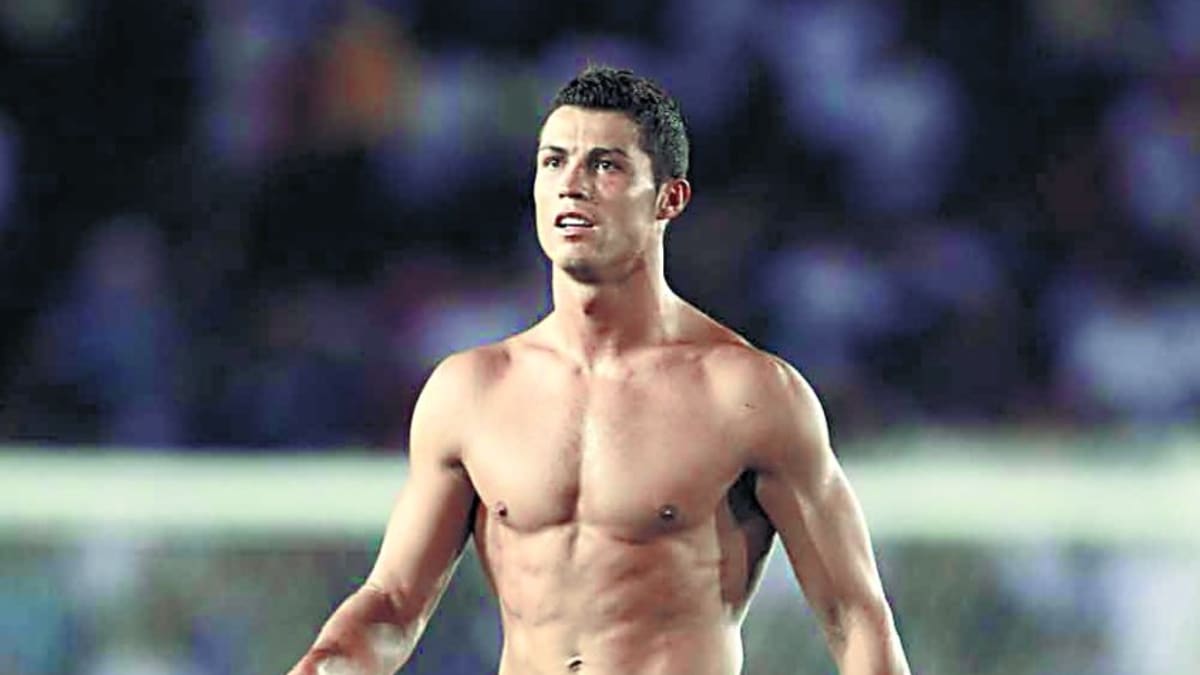 Cristiano Ronaldo (Portugalsko). Co by to bylo za seznam nejvíc sexy fotbalistů, kdyby se v něm neobjevil CR7. Ať už ho máte rádi, nebo ne, je to prostě hezoun.