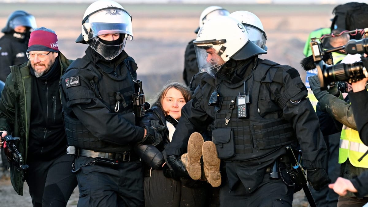 Policisté na protestu zatkli Gretu Thunberg 1