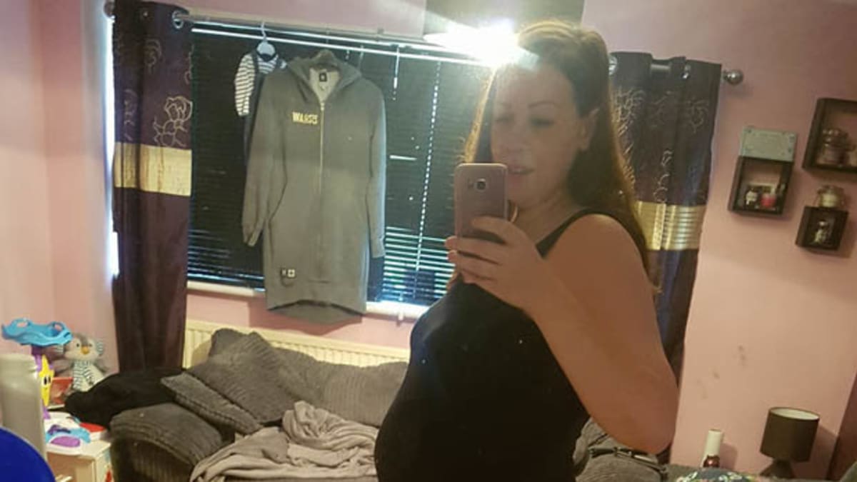 Těhotná žena u zrcadla 2