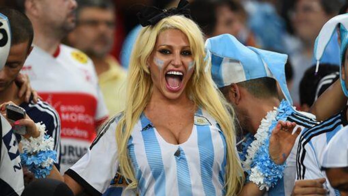 Fanynka Argentiny ukázala po finále prsa 1