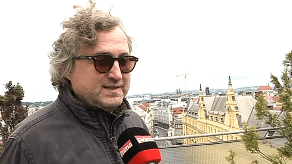Video VIP zprávy: Režisér Jan Hřebejk chodí relaxovat na jednu pražskou střechu