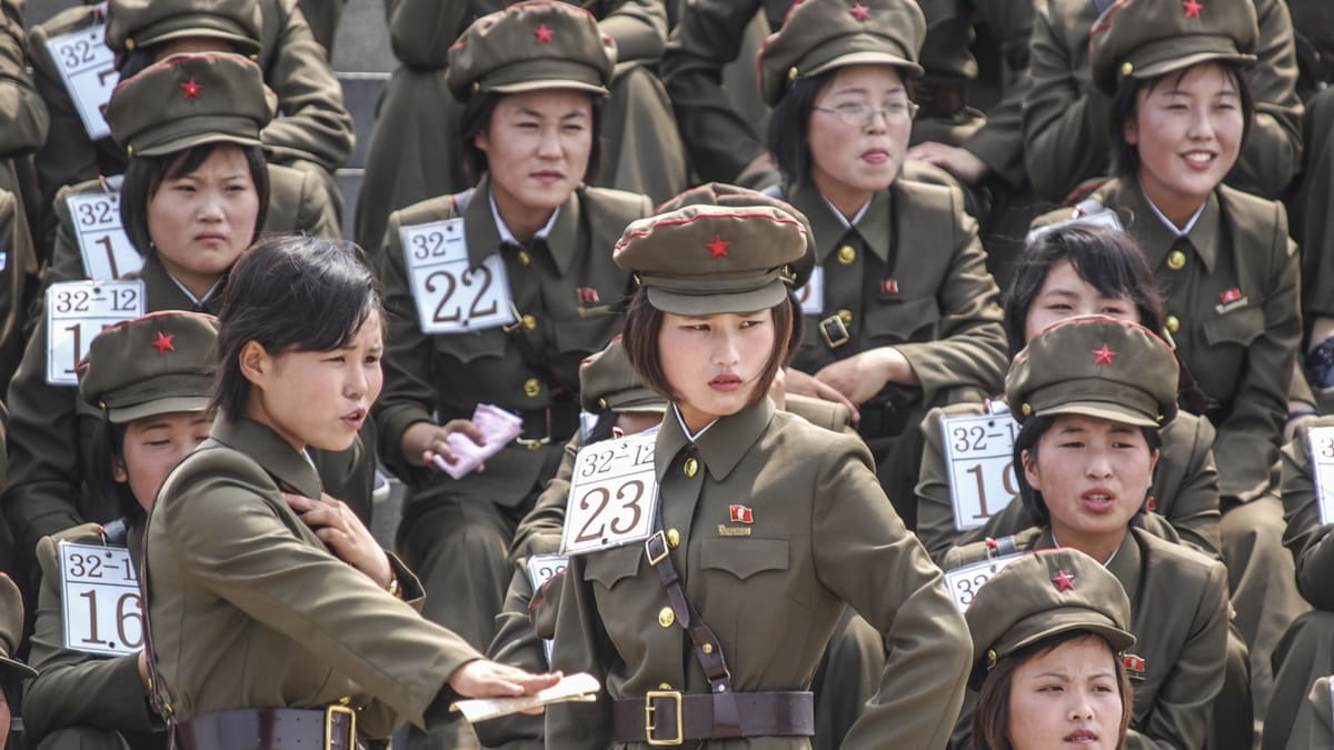 Severní Korea bojuje s upnutými kalhoty a srandovními účesy
