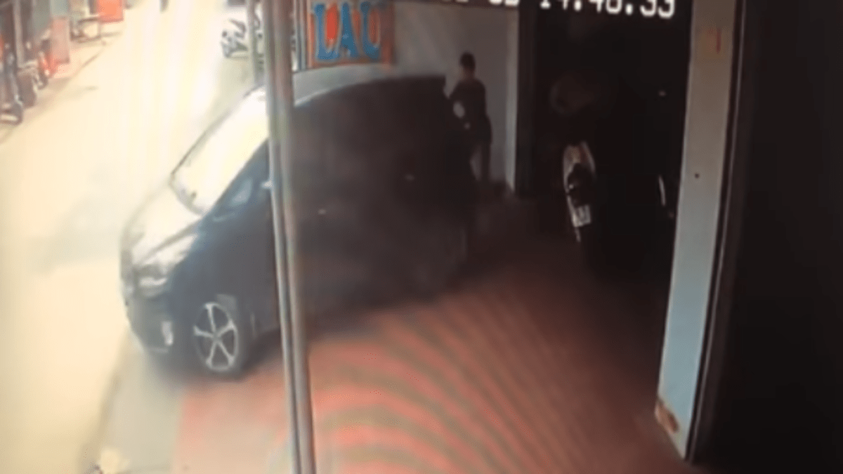 Řidička přimáčkla muže autem ke zdi