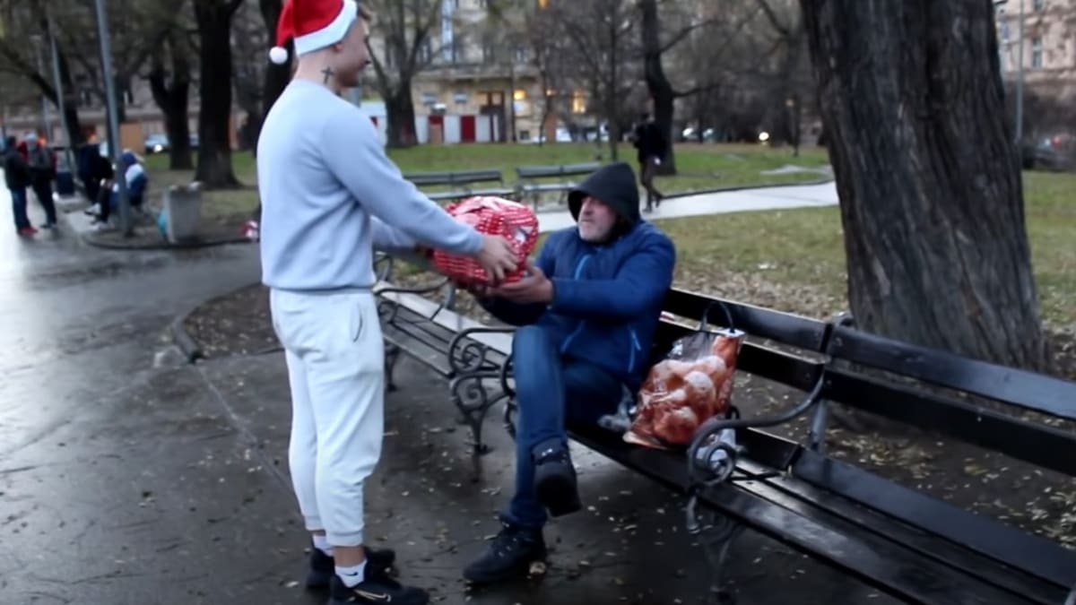 Datel rozdává dárky bezdomovcům. 1