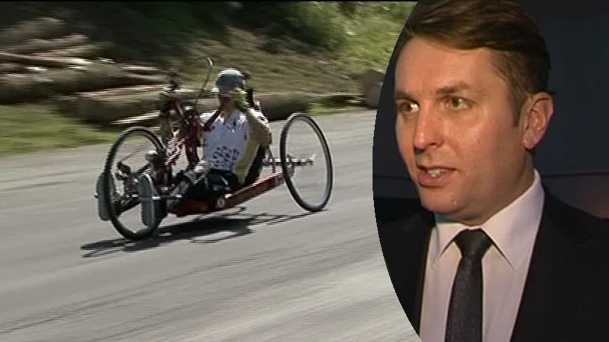 Video VIP zprávy: Moderátor Tomáš Hauptvogel vyzkoušel jízdu na tomhle vozítku pro postižené. Jak se mu jelo?