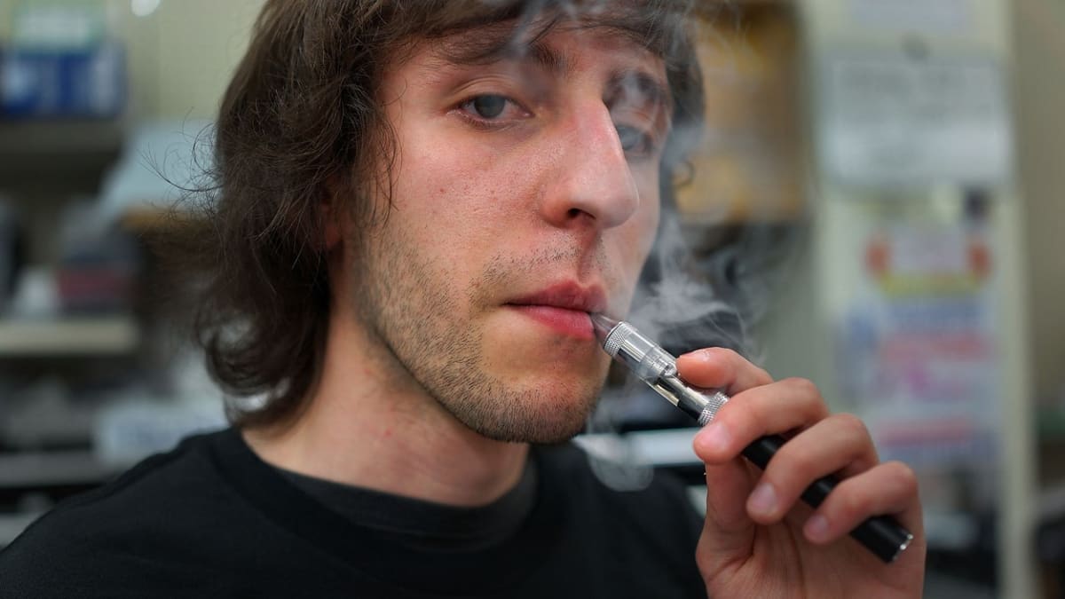 Teenager skončil v nemocnici kvůli potáhnutí z e-cigarety
