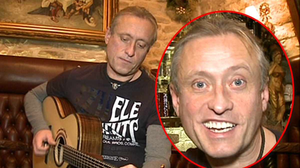 video VIP zprávy: Kamil Střihavka dostal novou kytaru. Byl z toho celý vedle!