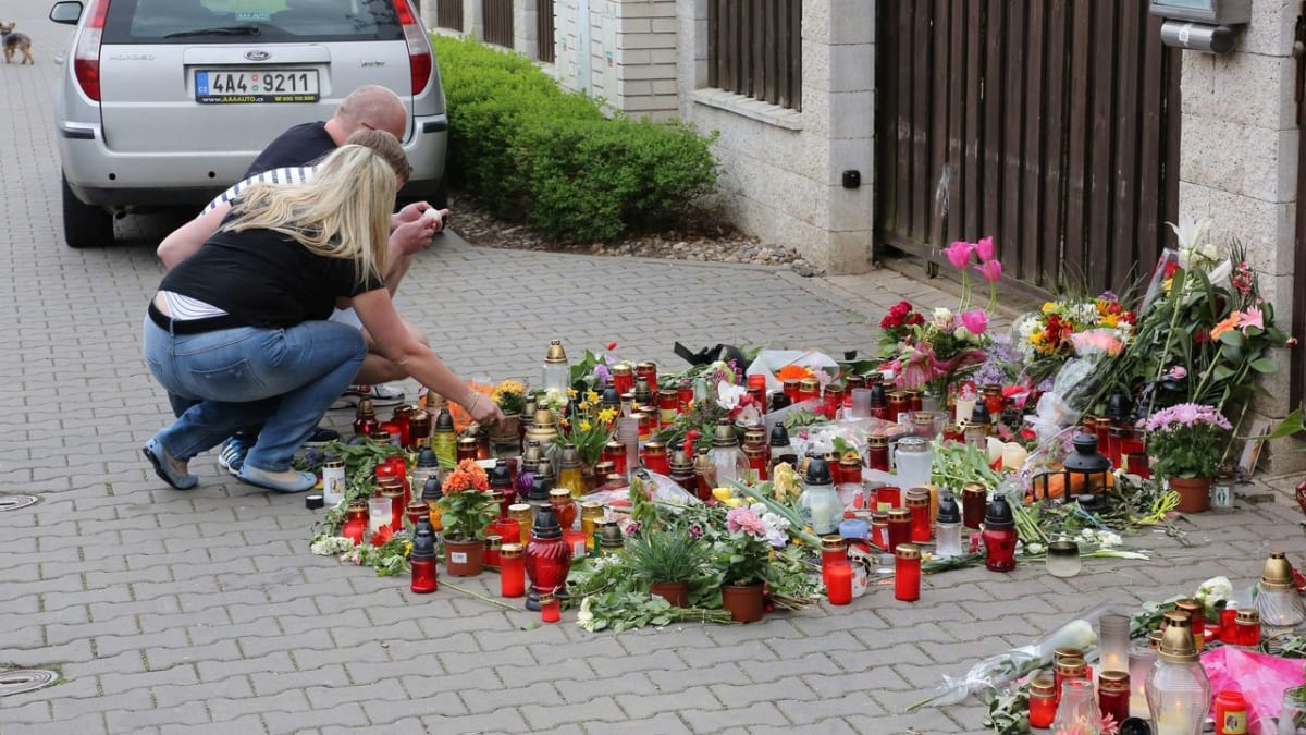 Lidé chodí spontánně k domu, kde bydlela Iveta Bartošová, pokládat zapálené svíčky a květiny