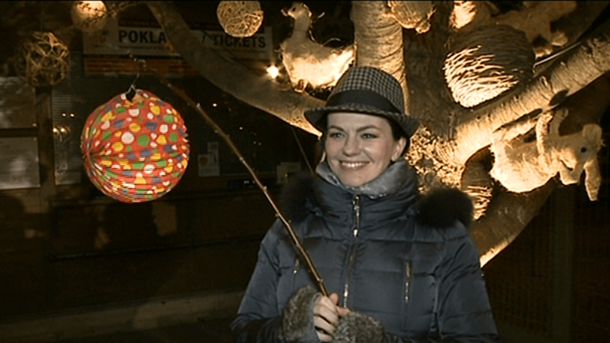 Video VIP zprávy: Marta Jandová si na rozsvícení vánočního stromu v zoo vzala lampion