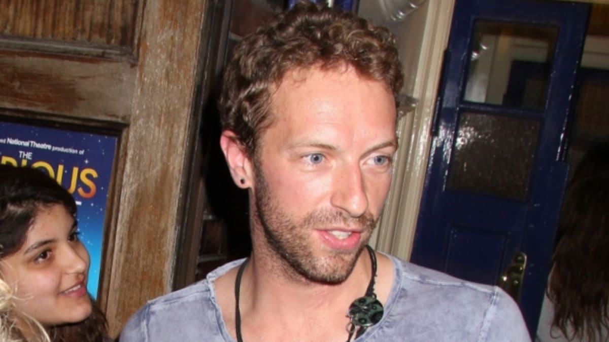 Chris Martin je zpěvákem britské kapely Coldplay