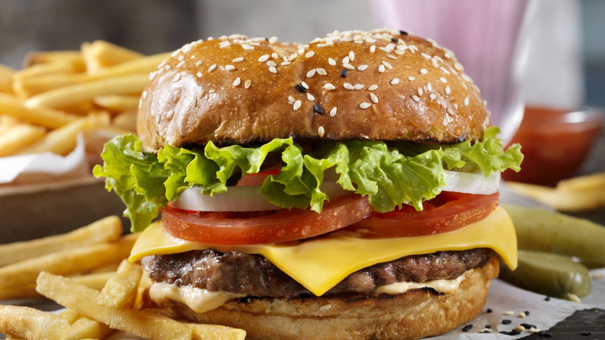 Žena žaluje rychlé občerstvení za reklamu na lahodné hamburgery