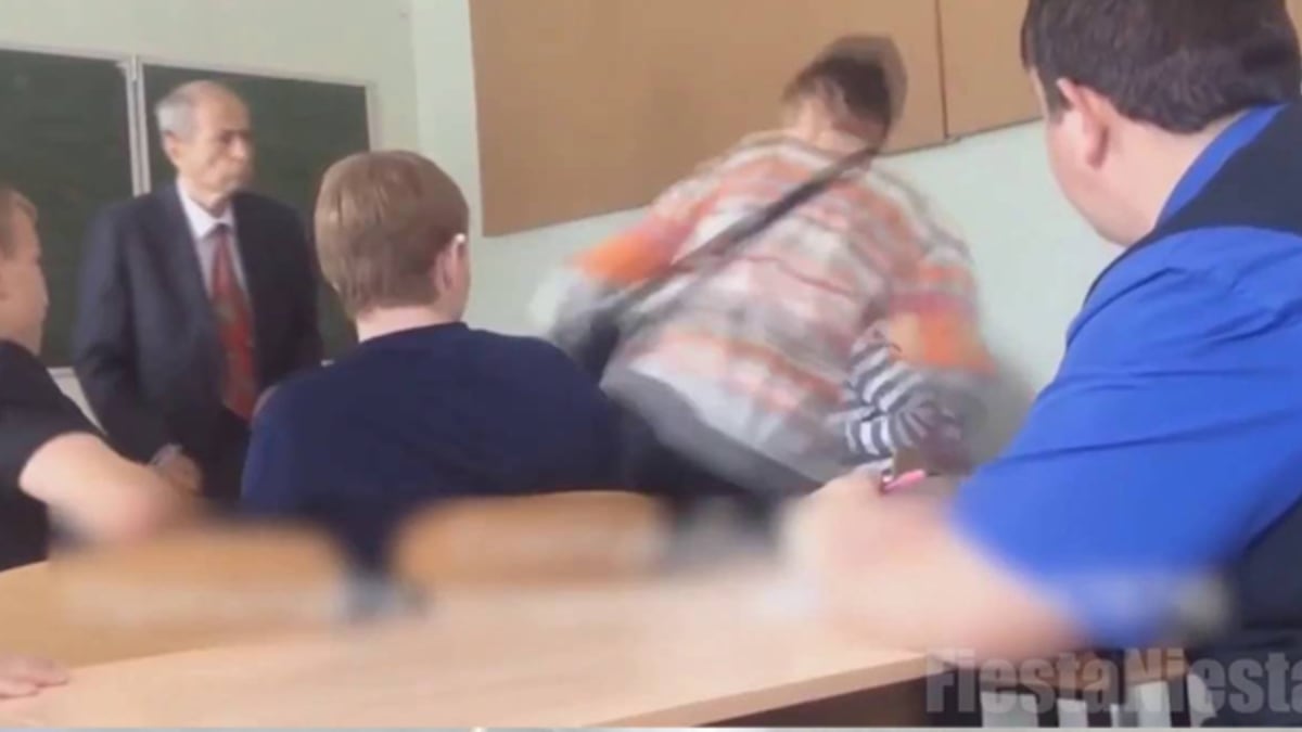 Učitele napadl student. Co udělali ostatní žáci?