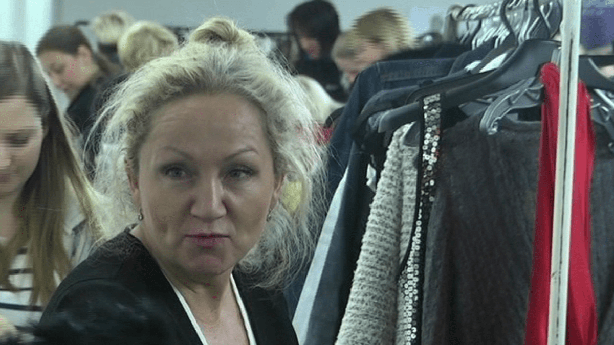 Video VIP zprávy: Bára Basiková si vyzkoušela, jaké to je prodávat obnošené oblečení po svých kolegyních. Pro charitu!