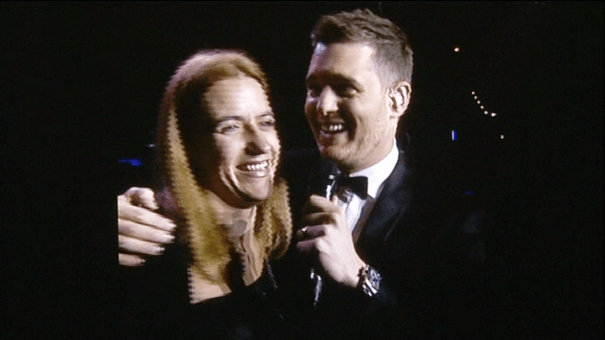 Video VIP zpráv: Zpěvák Michael Buble při svém koncertu pořál fanynce k narozeninám, zazpíval jí happy birthday to you...