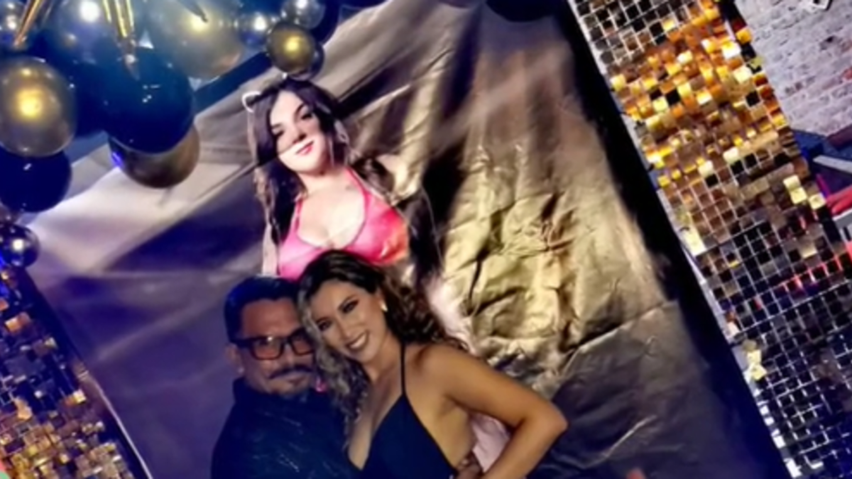 Oslavenec vedle manželky v kostýmu oblíbené pornohvězdy