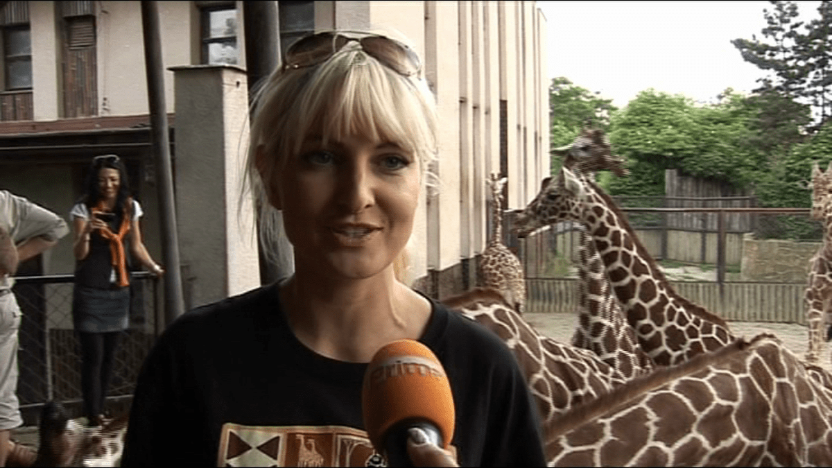 Video VIP zprávy: Bára Nesvadbová se stala kmotrou malé žirafky