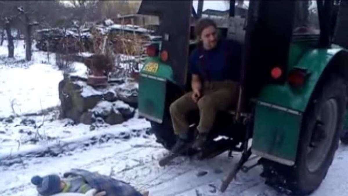 Video Divácké zprávy: Proč tahat sáňky, když je doma traktor?