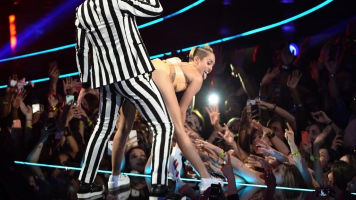Robert Thicke a Miley Cyrus při vystoupení během MTV Video Music Awards 2013