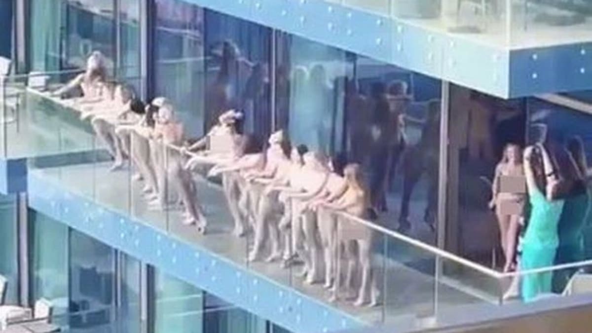 Pro nahé krásky na balkóně si přijela policie.