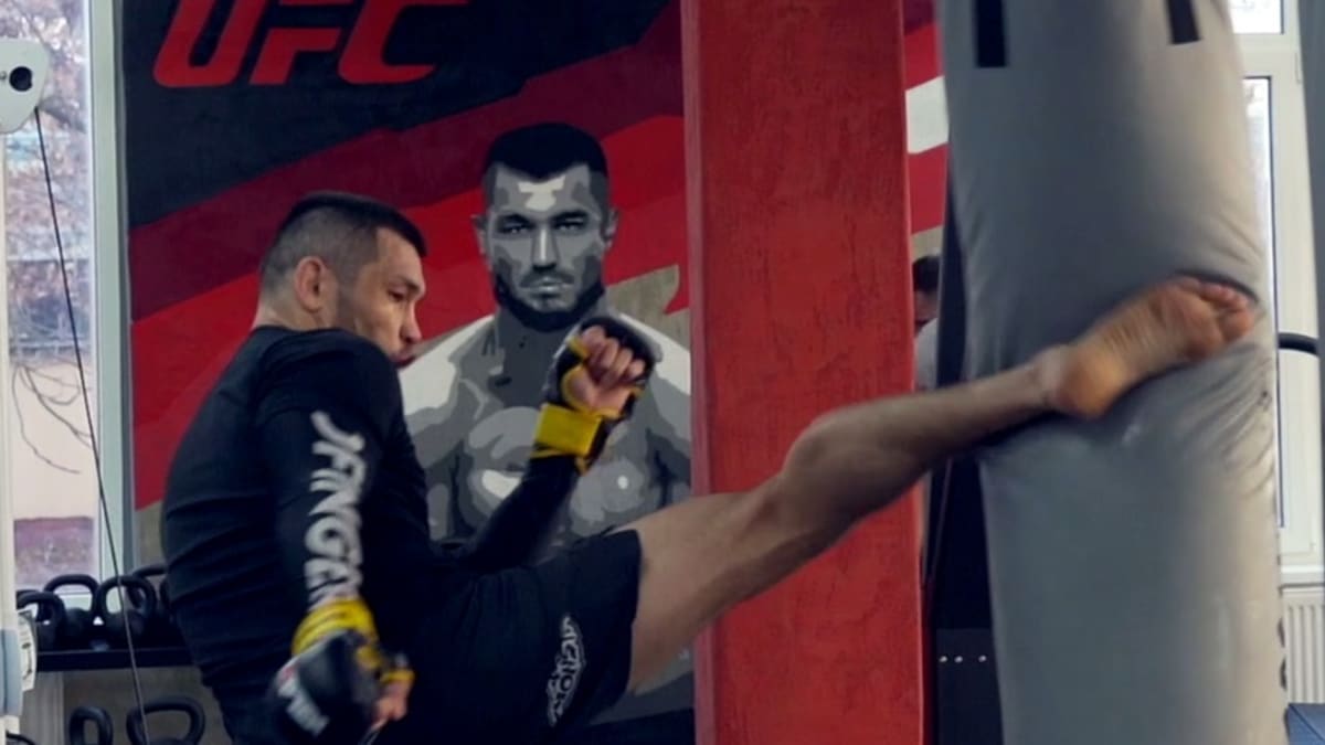 Makhmud Muradov a drsný trénink MMA.