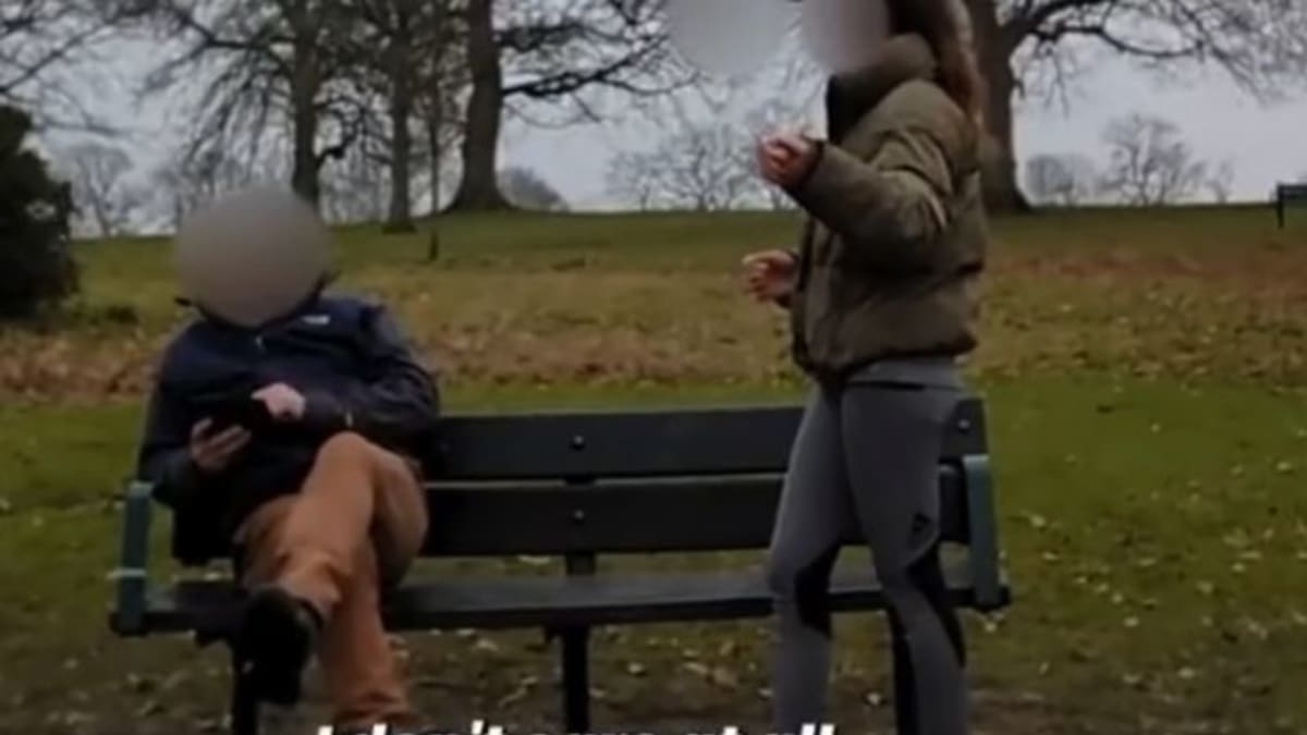 Střet tiktokerky a staršího muže v parku baví internet 1