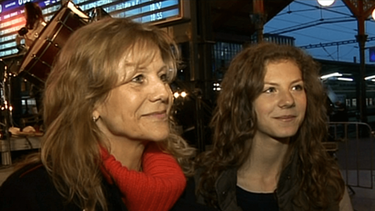 Video VIP zprávy: Lenka Filipová s dcerou koncertovala na vlakovém nádraží