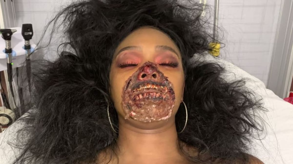 Žena se zombie make-upem děsila lékaře v nemocnici 3