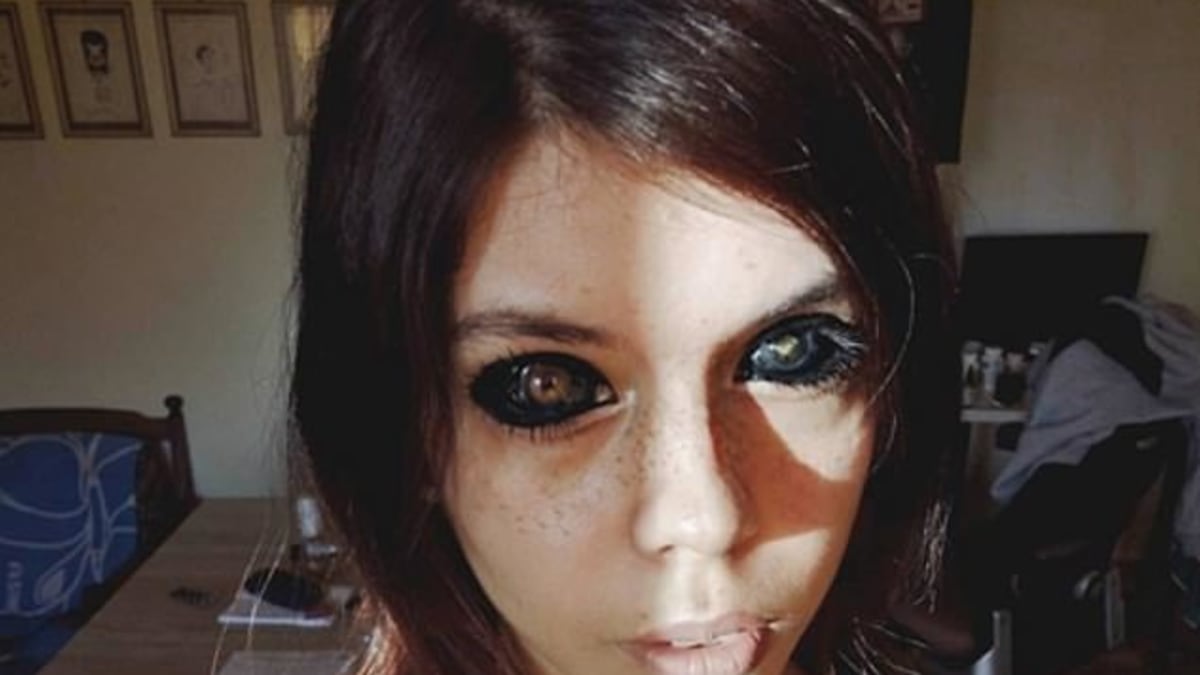 Sexy modelka ztratila zrak poté, co si nechala potetovat oční bulvy.