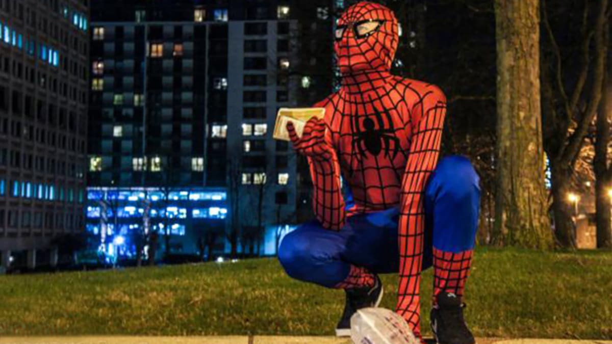 Spiderman, který pomáhá lidem bez domova k lepšímu životu