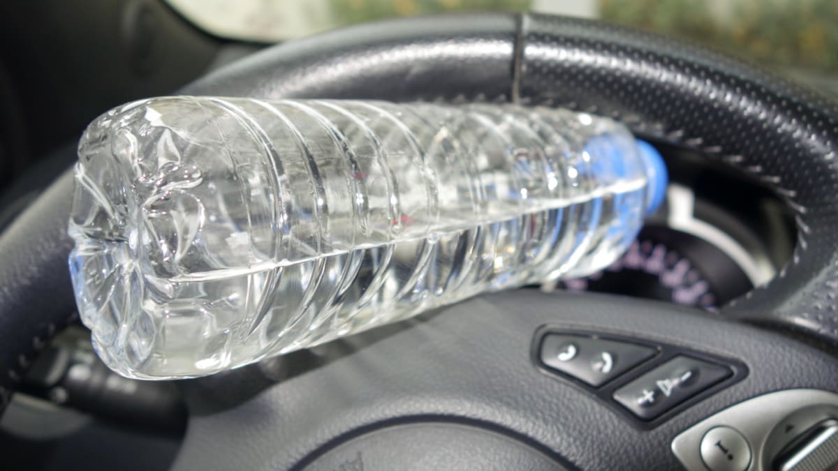 Lahev vody v autě 2