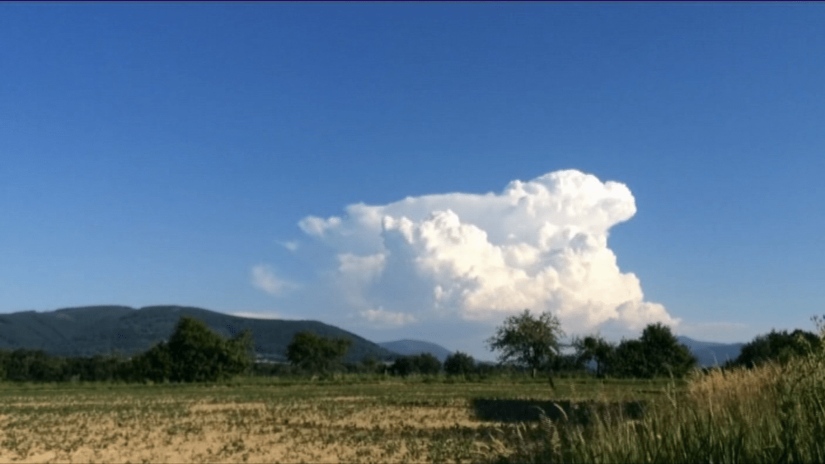 video Divácké zprávy: Podívejte se, jak se dokáže proměňovat mrak