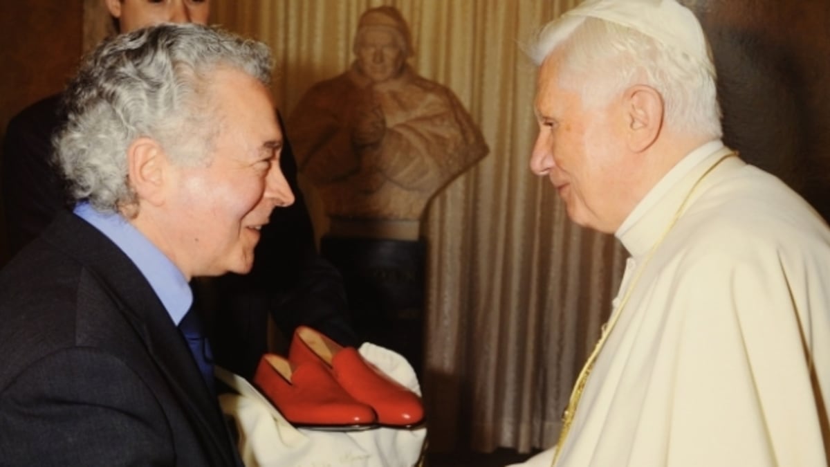 Červené lakýrky Benedikta XVI. způsobili rozruch, a tak se přišlo na jejich výrobce Adriana Stefanelliho