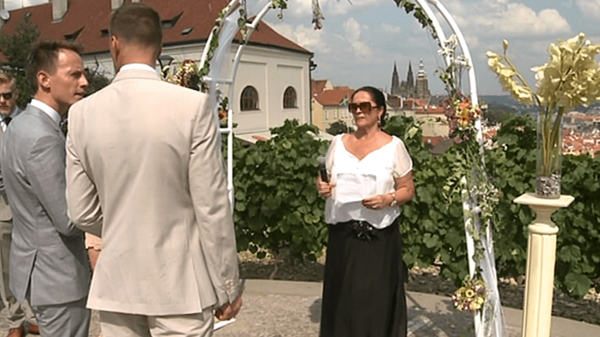 video Vip zprávy: Herečka Hana Gregorová oddala dva homosexuální partnery, kamarády její dcery Roly