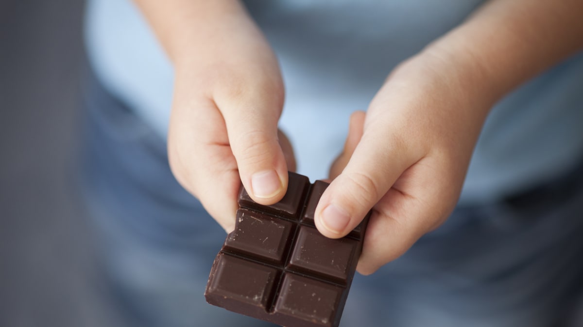 Podezřelý muž nabízel malému chlapci čokoládu.