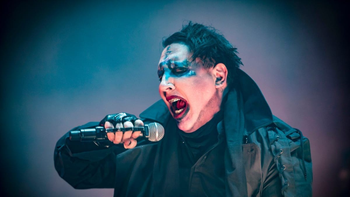 Lidé truchlí za špatného Mansona
