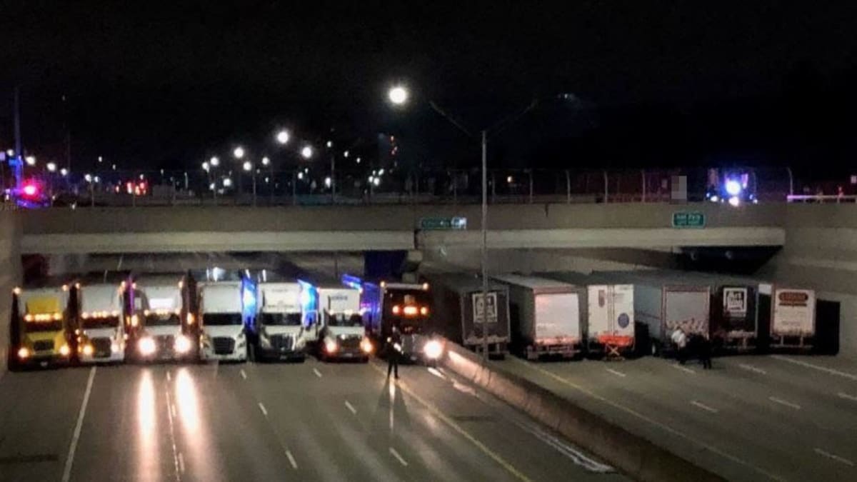 Řidiči kamionů zabránili muži skočit z mostu
