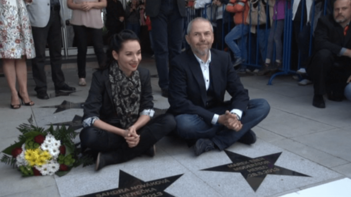 Video VIP zprávy: Marek Eben a Sandra Nováková mají hvězdu na chodníku slávy ve Zlíně