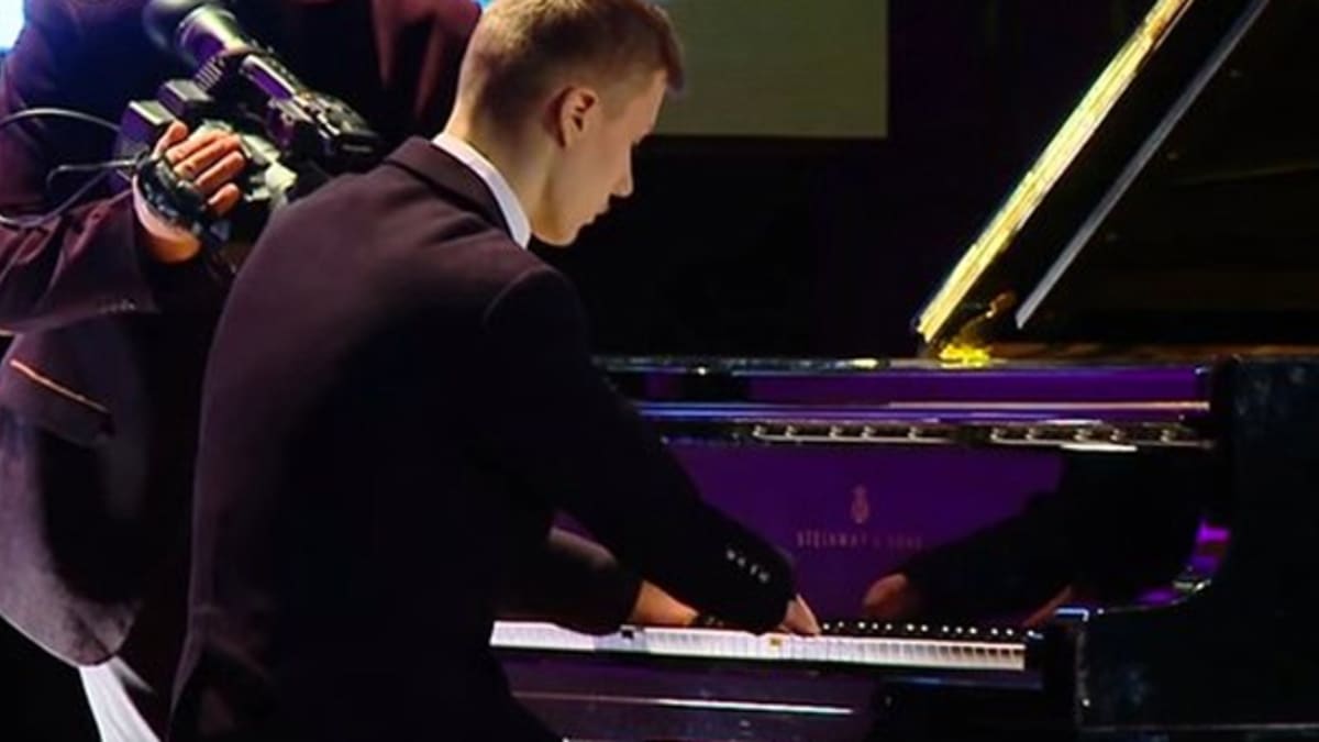 Ruský sirotek nemá prsty, ale na klavír hraje jako profesionál