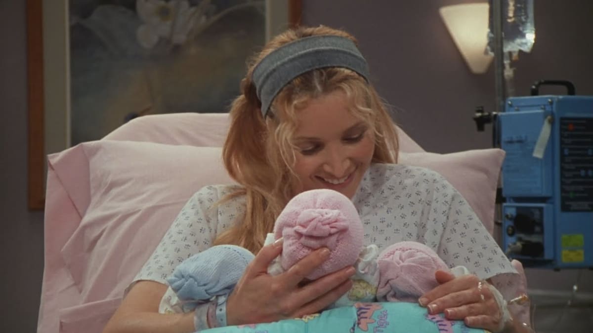Phoebe po porodu trojčat v Přátelích.