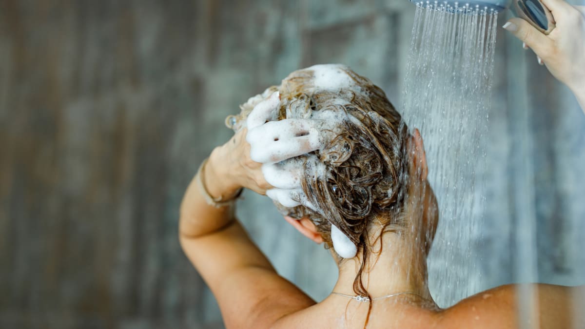 Časté sprchování není podle odborníků vůbec potřeba