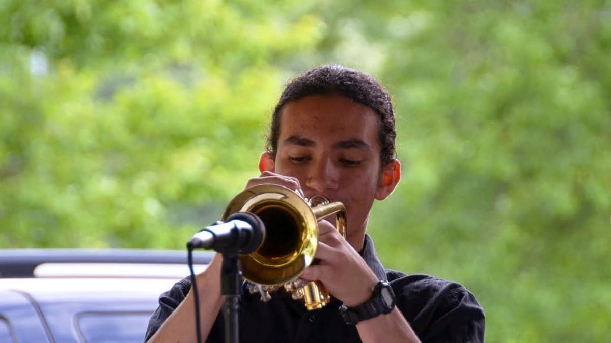 Trumpetista hraje trumpetou do různých látek 1