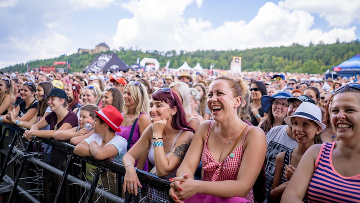 Češi se letos na hudebních festivalech mohou těšit na stovky domácích i zahraničních interpretů.