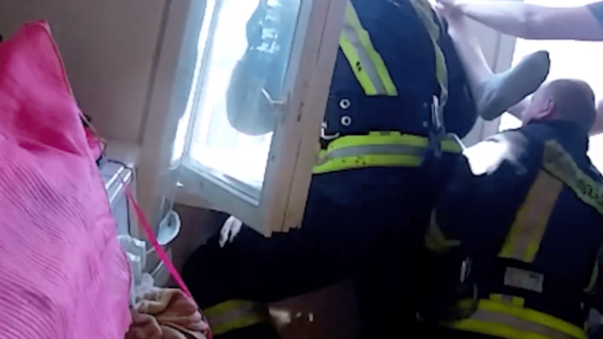 Hasič zachránil ženu, která chtěla vyskočit z okna 2